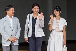 愛子さま、誕生日の映像で巻き起こった「ご学友ペンダントは4