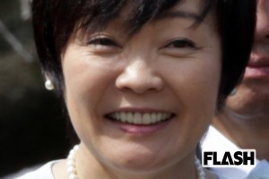 安倍元首相の銃撃から1年、献花台の横で「銃の模型」「チンパンジー