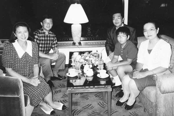 非公開: パンを分け合って召し上がる「皇太子夫妻」御代替りの決意は…