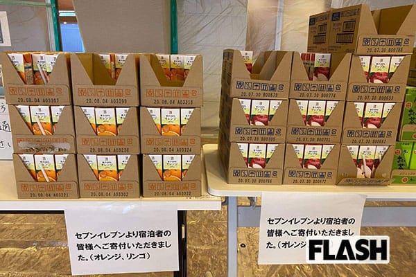 都の要請で感染者を受け入れた品川プリンスホテルのロビーには、企業からの寄付品も。感染者は外出禁止。家族など外部者からの差し入れも受け取ることができない