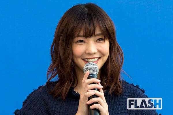 倉科カナ「背中丸見え」ドレスで大人の色気を披露も「フィットはイマイチ」デザインへの困惑指摘の声