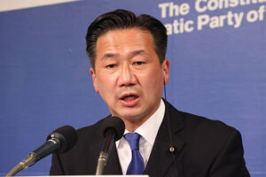 福山哲郎議員への暴行で専門家は「演説中の警護見直し」提言…過去には刺殺事…