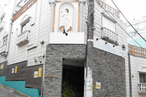 【日本最大級のハプニングバー】居合わせた客が語る「摘発の瞬間」捜査員20…