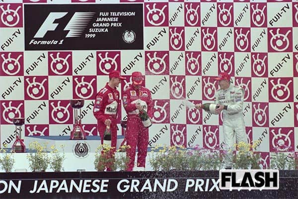 1999年の鈴鹿GP。ミカ・ハッキネン(マクラーレン・メルセデス)が優勝、ミハエル・シューマッハ(フェラーリ 表彰台左、車番号3)が2位、エディ・アーバイン(フェラーリ 表彰台右)が3位だった