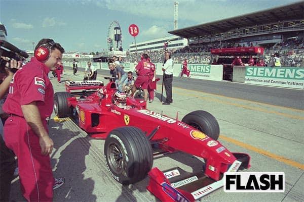 1999年の鈴鹿GP。ミカ・ハッキネン(マクラーレン・メルセデス)が優勝、ミハエル・シューマッハ(フェラーリ 表彰台左、車番号3)が2位、エディ・アーバイン(フェラーリ 表彰台右)が3位だった