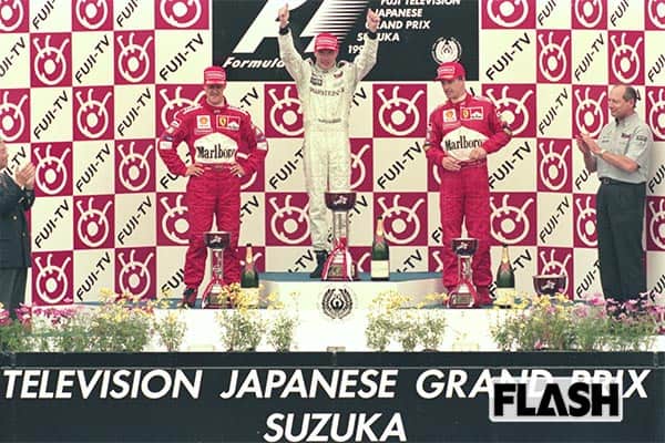 1999年の鈴鹿GP。ミカ・ハッキネン(マクラーレン・メルセデス)が優勝、ミハエル・シューマッハ(フェラーリ 表彰台左、車番号3)が2位、エディ・アーバイン(フェラーリ 表彰台右)が3位だった