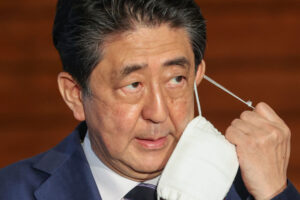安倍元首相急逝「アベノマスク」と追悼する人続々「形見にする」に「さすがに…