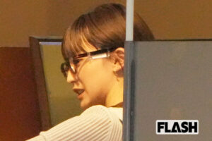 宮司愛海アナにデート報道！　本誌が見ていた“悩むこと45分”眼鏡を購入シ…