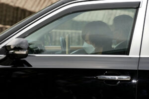 安倍昭恵夫人、葬儀で “夫” に頬ずり…「まだ夢の中にいるよう」「優しい…