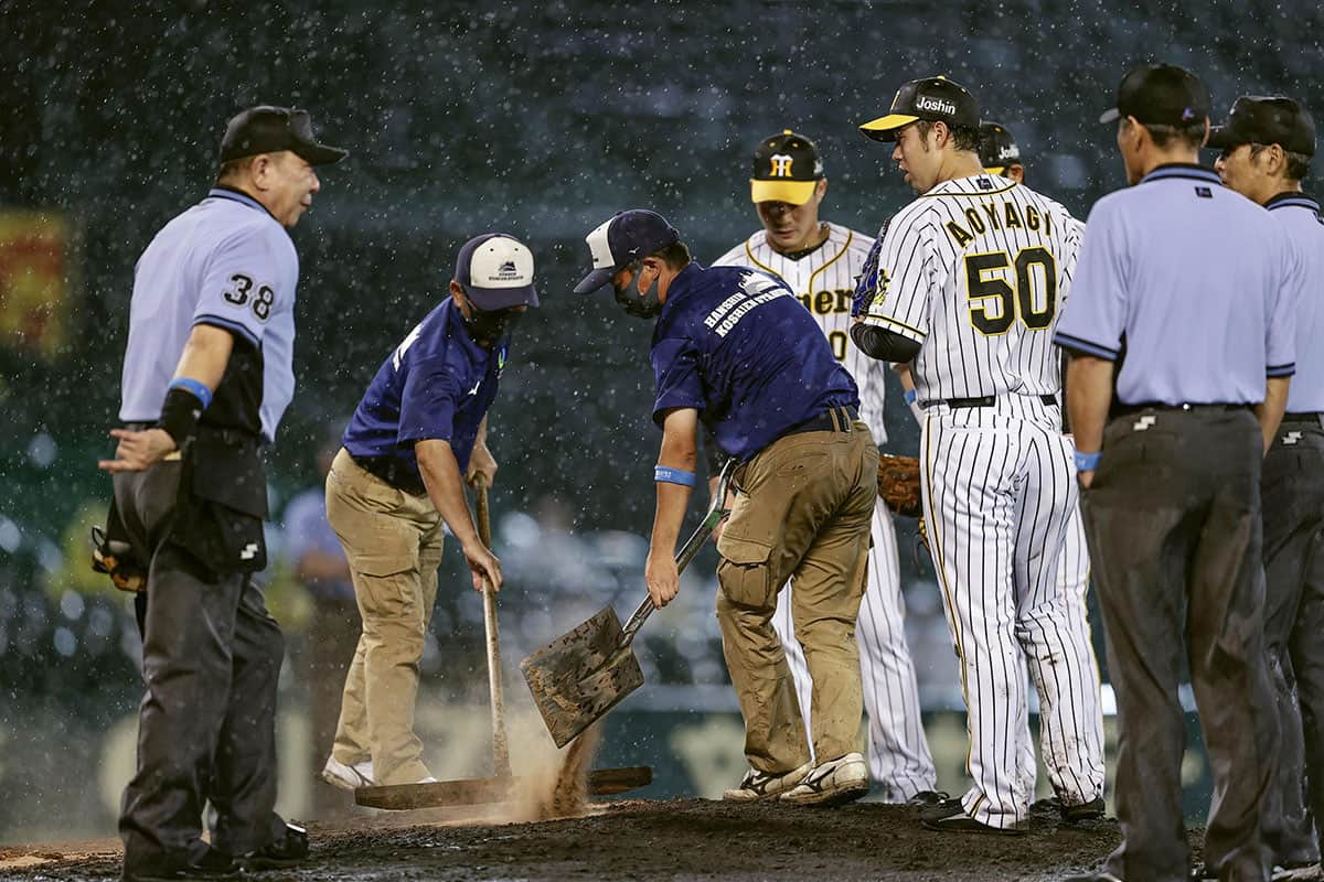 多少の雨でも試合続行を可能にさせる阪神園芸の “神整備” は、甲子園の名物でもある(写真・共同通信)