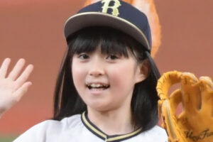 海老蔵の娘・ぼたんが始球式に登場　囁かれる「麻央さんの面影」と心配される…