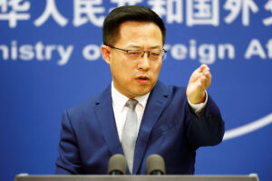 中国の「コワモテ報道官」は家庭でも “戦狼” だった！ DV報道と職務停…
