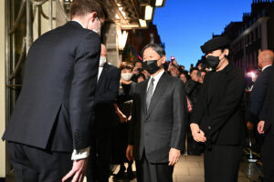 両陛下がロンドンに到着 「黒マスク」で示された女王への「心いっぱいの弔意…