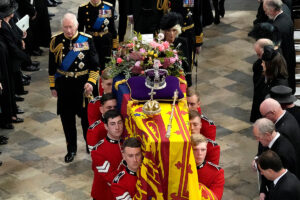 両陛下がエリザベス女王国葬に参列　厳粛な雰囲気、国全土が黙祷で弔意 「こ…