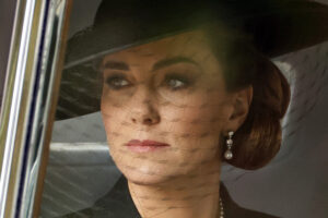 キャサリン皇太子妃が女王の国葬で身につけた「日本製真珠のネックレス」が話…