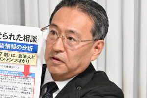 統一教会「改革」会見で腕組み、イライラ、挑発の福本修也弁護士　じつは東大…