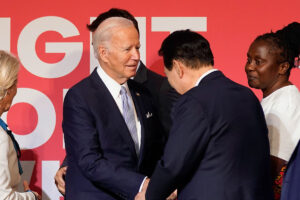 「バイデンのクソ面子は丸つぶれ」韓国大統領がカメラ気づかず暴言の「外交惨…