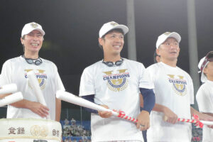 ヤクルト優勝！ “ライアン”小川がビールかけで思わず「サランヘヨ！」ファ…
