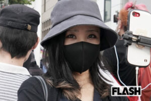 賛成派、反対派、YouTuberまで集合して現場は混沌　厳粛な「国葬儀場…