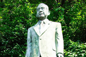 菅義偉氏、森喜朗氏も計画進行中「大物政治家銅像」約2億円の「田中角栄像」…