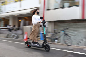 死亡事故も発生「電動キックボード」ノーヘルOKに「危険すぎる」の声…開発…