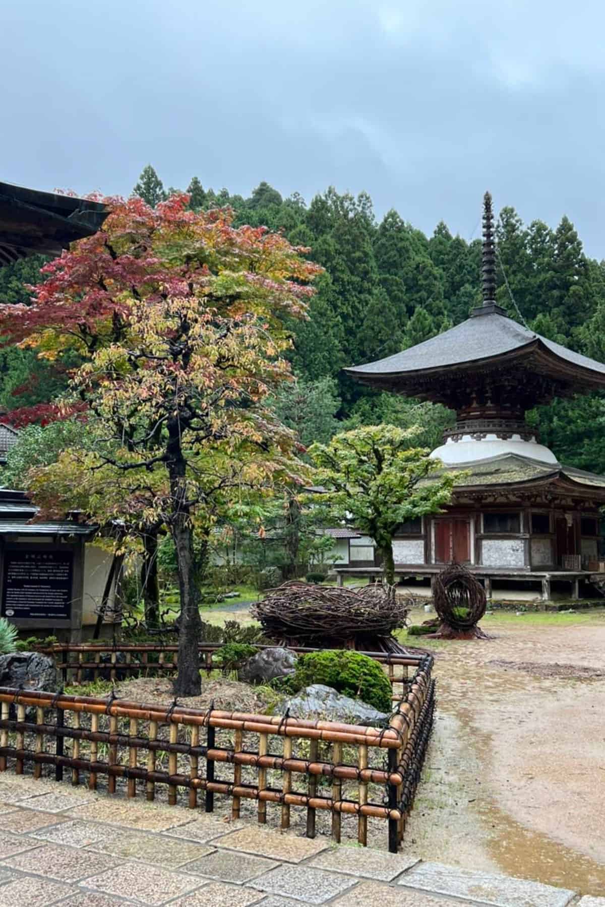 北条政子建立の多宝塔。国宝指定。日本で2番めの古さであり、高野山に現存する最古の建立物