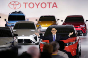 電気自動車に「道路利用税」検討も…SNSであふれる怒りの声「ならば重量税…