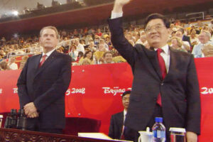 党大会で“強制退席”の胡錦濤、中国SNSで動画が続々削除の怪…評論家は「…