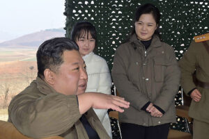 金正恩「核には核で応える」弾道ミサイル発射実験で初公開した娘に「割とかわ…