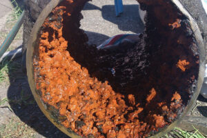 「公共事業削減って言ってた人達、どうぞご覧ください」サビだらけの水道管が…