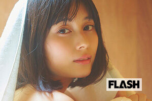 下着、チューブトップ水着、シーツ1枚の大胆なカットも披露！FLASHデジ…