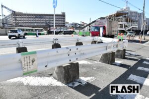 安倍晋三元首相「銃撃現場」の今…供えられた花に「お持ち帰りください」張り…