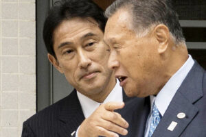 菅前首相＆河野デジタル相が「岸田下ろし」の狼煙！　増税反対派も“反乱”で…