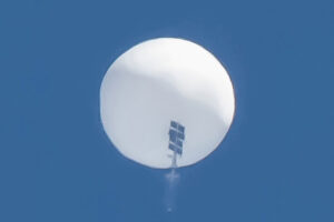 日本は撃墜できない「中国スパイ気球」実情と真意、撒かれたのは「GPSつき…