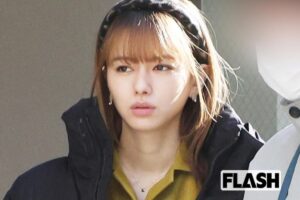 山本舞香 “鋭い視線”ロケ現場を目撃　女性人気の秘訣は媚びない姿勢も、「…