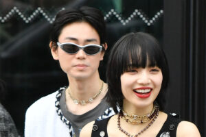菅田将暉、シャネルのアンバサダー務めた小松菜奈の隣で「超絶奇抜なファッシ…