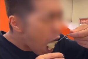 今度はラーメン山岡屋でニンニク直食い“飲食テロ”動画「馬鹿ばっかり」「卓…