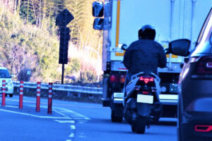 大型トラックの脇をすり抜けたバイクが転倒・死亡…ドライバー逮捕に「不憫で…