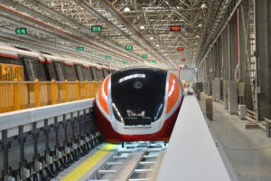 中国リニアが初の「浮上運行」成功、日本は「2027年開業」困難で「日本人…