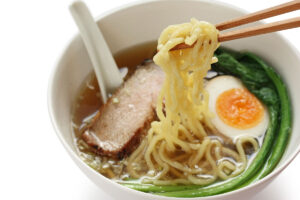 「食後の丼にティッシュはアリ？」ラーメン店でのマナー論争が勃発！　人気店…