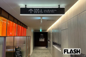 男と女が隣で用を足す「歌舞伎町タワー」共用トイレに批判殺到…化粧直しの女…