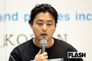 「謎の髭男」反響続々　山田孝之が釜山国際映画祭で顔を覆う“もっさりスタイ…