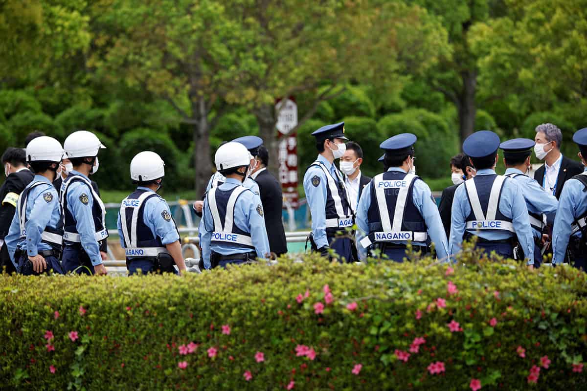 20日、広島空港を警備する警察官(写真・ロイター/アフロ)