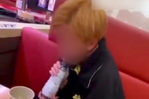 スシロー “ペロペロ高校生” 書類送検＆6700万円賠償請求…母が本誌に…