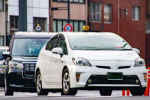 タクシードライバーの氏名掲示義務が廃止に「カスハラ減らせる」「責任ある運…