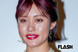 王林、顔に電流の “セレブ美容” 満喫…胸元チラリ＆へそピアスの大胆コー…