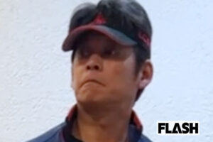 織田裕二が“水川あさみ似”美人妻とゴルフ練習場に！母子で見守った「一般席…