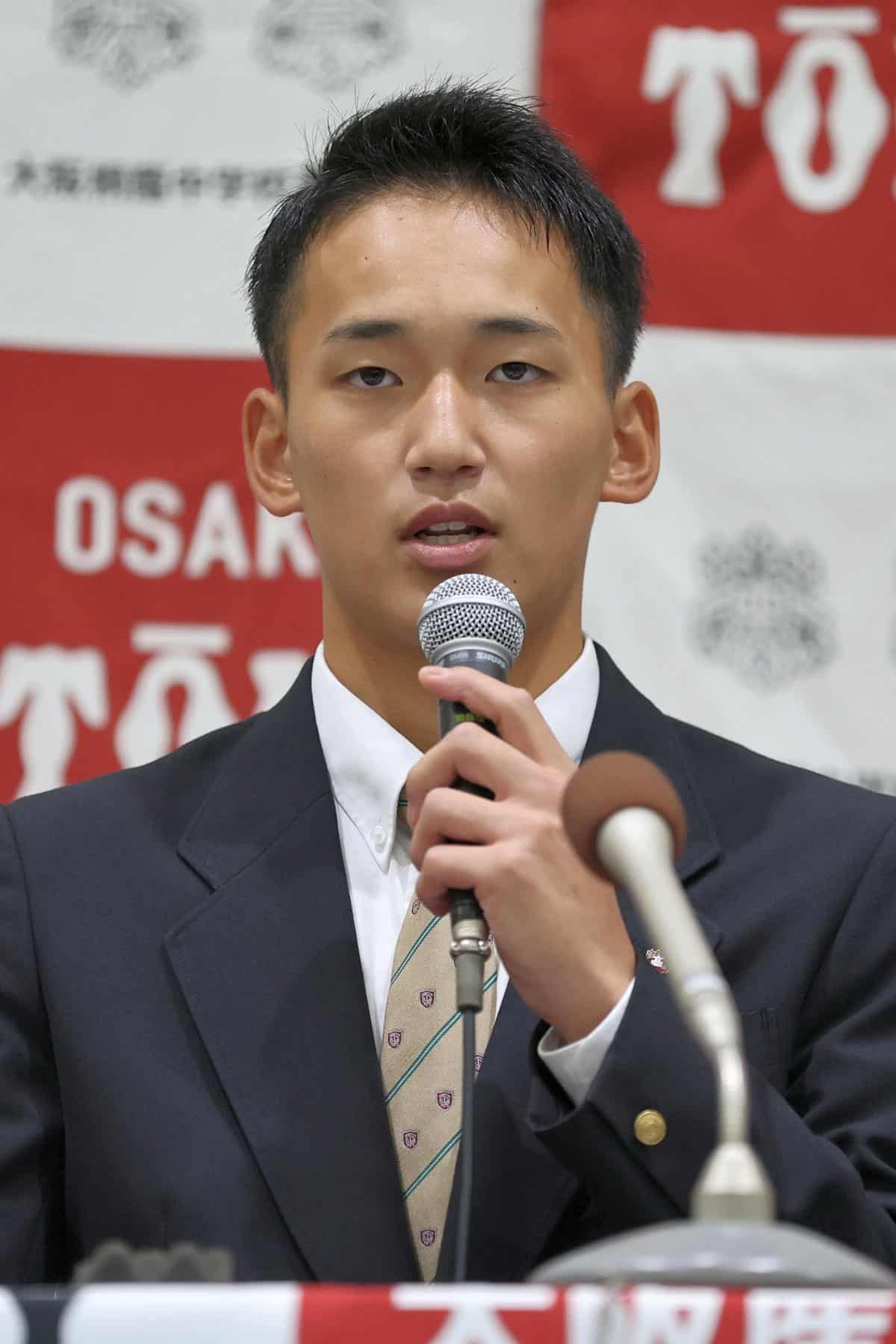 ソフトバンクからの1位指名後に淡々とした表情で話す前田悠伍投手