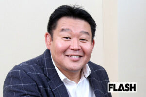 元横綱・花田虎上、都内の神社で“手繋ぎデート”…マネージャー兼務の年下妻…