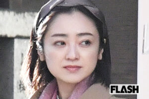 安達祐実、海辺の “振り向きショット” で肩ひもチラリ、ファンも「水着ですか」と興奮…変わらぬ美貌の秘訣は “自然体ケア”